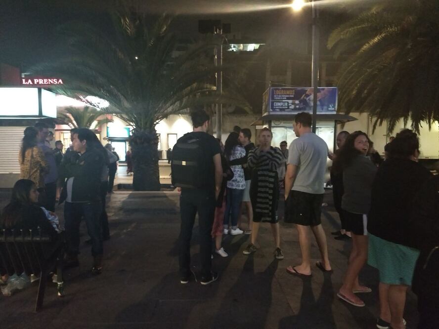 En la avenida Reforma y Bucareli salió la gente a las calles. Foto: Teresa Moreno