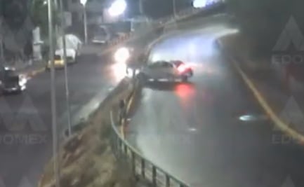 Captan el momento en que un automovilista se vuelca en Naucalpan 