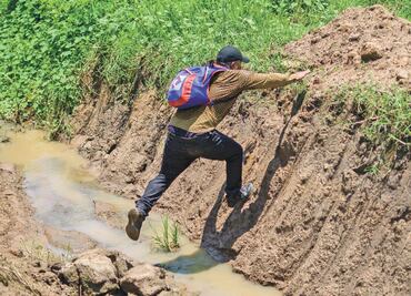 Migrantes buscan en la selva nuevos caminos para entrar al país