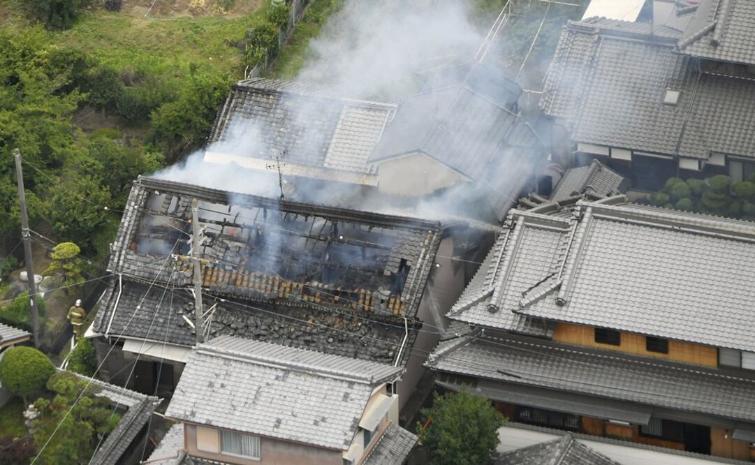 Daños en Osaka tras el sismo de este domingo. FOTO: AP