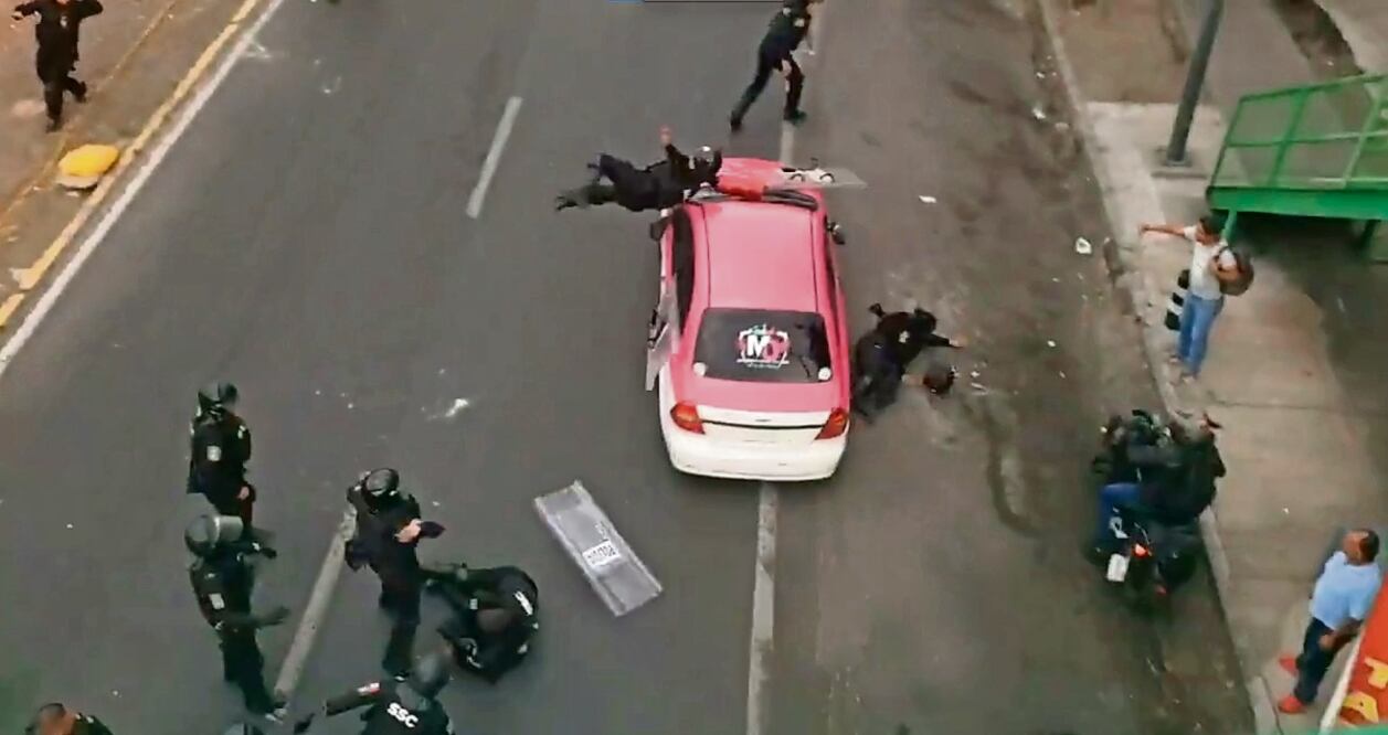 Taxista embiste a tres elementos de la policía capitalina