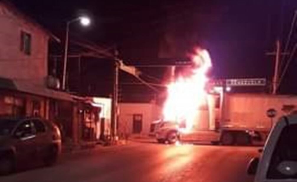 Reportan bloqueos y autos incendiados por enfrentamiento en Nuevo Laredo 