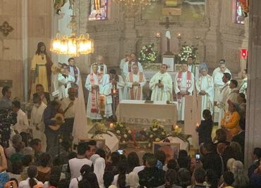 Entre lágrimas, cantos y aplausos dan último adiós a sacerdotes jesuitas asesinados