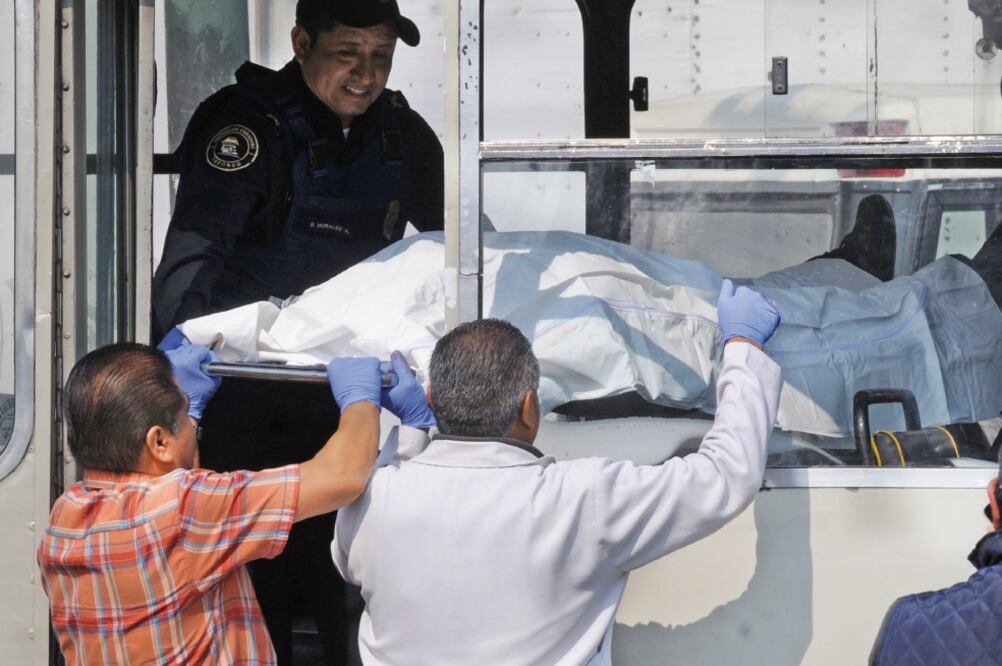 El cadáver quedó en el interior del microbús, por lo que la policía resguardó el sitio hasta la llegada de los servicios periciales. (ARMANDO MARTÍNEZ. EL UNIVERSAL)