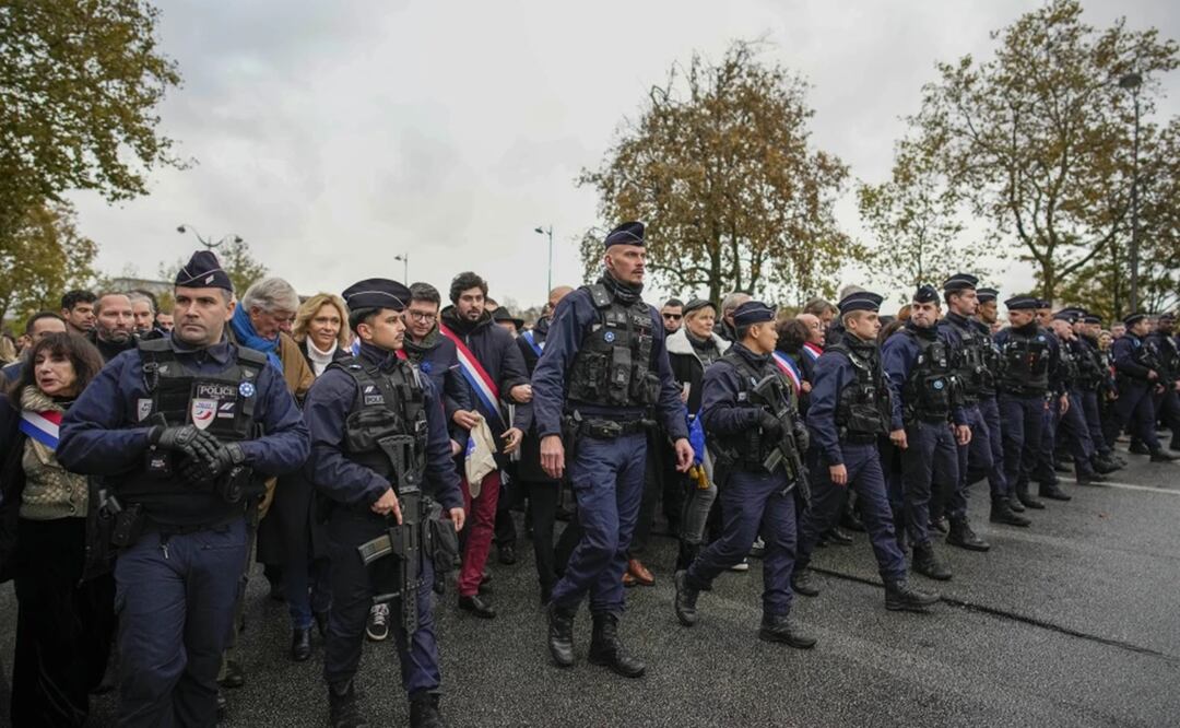 La presencia policial en la marcha contra el antisemitismo, en París, el 12 de noviembre de 2023. Foto: AP