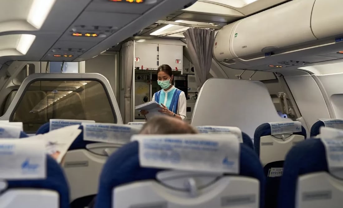 Una nueva 'tendencia' audaz de algunos pasajeros está poniendo en peligro la seguridad del resto a bordo, comentó un auxiliar de vuelo. FOTO: Especial