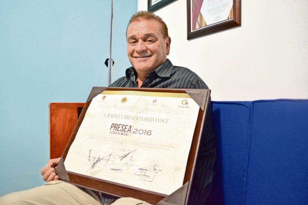La labor de Rafael Larraenza fue reconocida por el gobierno del Edomex, con la Presea de los Derechos Humanos 2016; también incluyó un bono de 150 mil pesos, que usará para acondicionar un avión para seguir auxiliando (ISELA HINOJOZA. EL UNIVERSAL)
