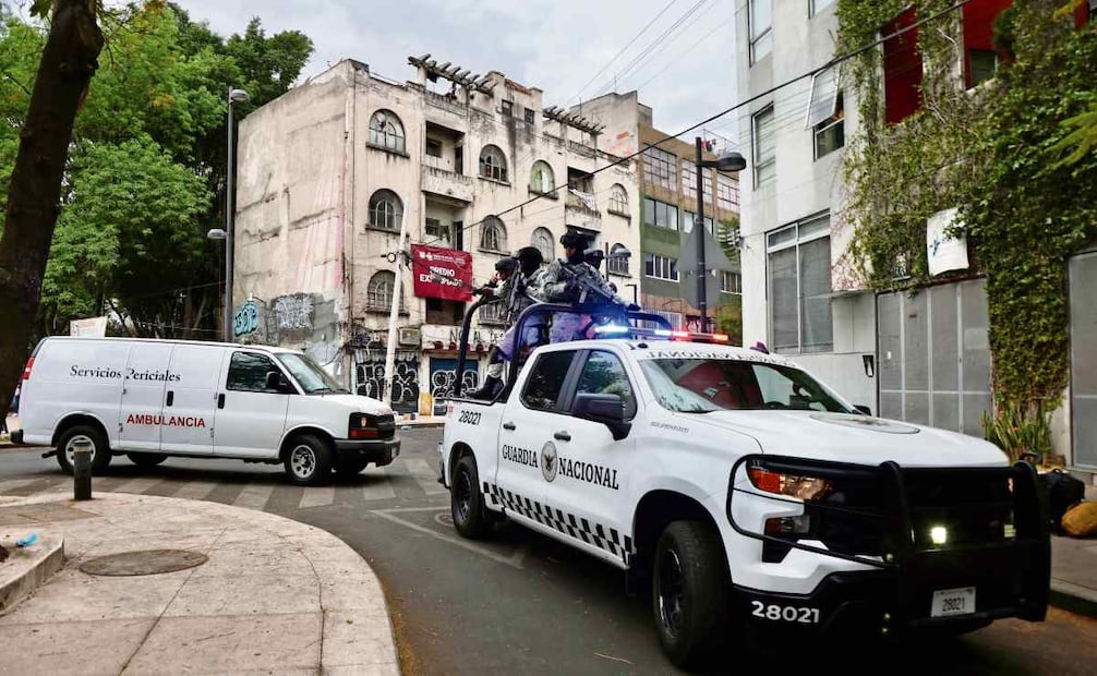 Camionetas artilladas de la Guardia Nacional escoltaron una ambulancia del Semefo, donde presuntamente llevaban el cuerpo de El Mencho. Foto: Valente Rosas / EL UNIVERSAL