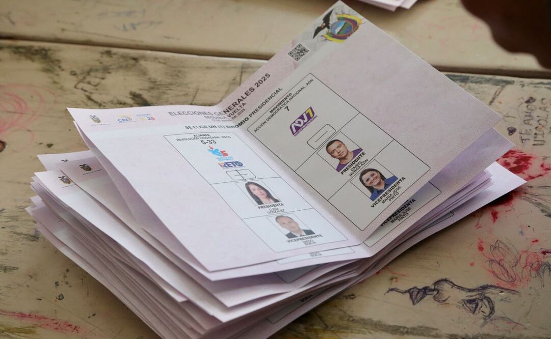 Papeleta electoral de este domingo, en Quito, Ecuador. Foto: EFE