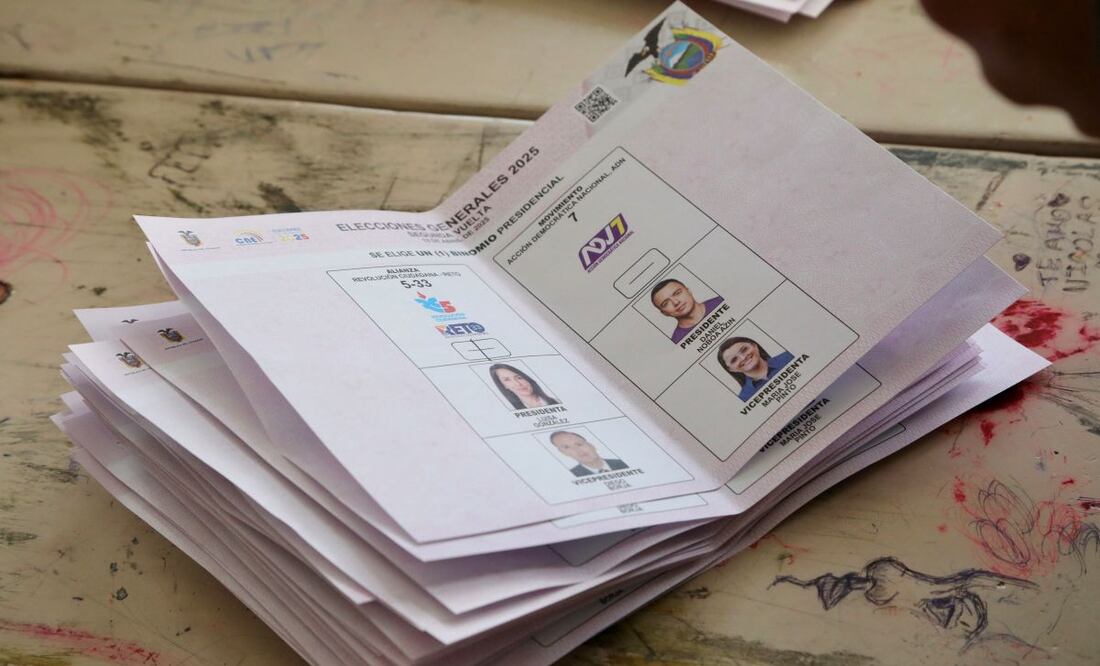 Papeleta electoral de este domingo, en Quito, Ecuador. Foto: EFE