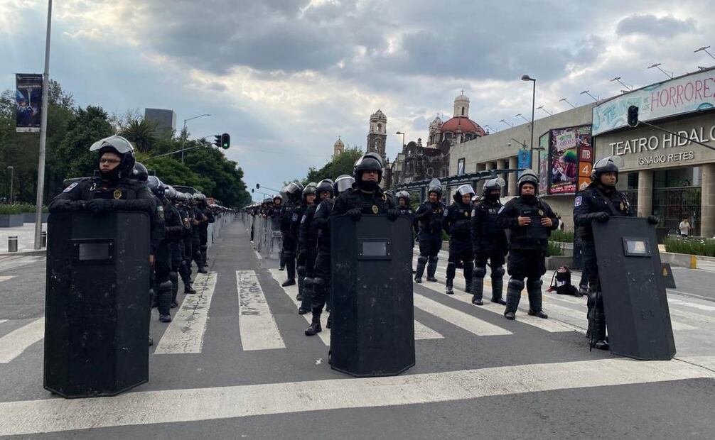 Todas las calles que convergen al Eje Central están custodiadas por policías de la SSC CDMX durante la marcha del 2 de octubre de este jueves. Foto: Valente Rosas/ EL UNIVERSAL
