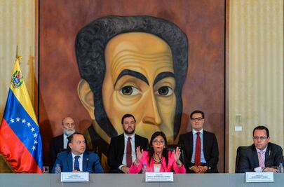 Saque sus fúnebres manos de aquí: canciller venezolana a presidente de Perú