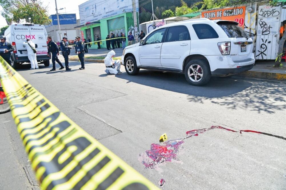 Los primeros reportes policiacos indican que luego de hacerse de palabras y liarse a golpes, un hombre de 30 años disparó contra las víctimas y luego se entregó a las autoridades (HUGO GARCÍA. EL UNIVERSAL)