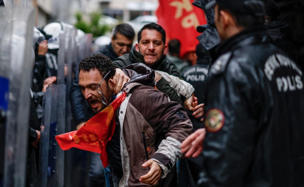 Enfrentamientos marcan las protestas del 1 de mayo en distintas ciudades de Turquía. Foto: AFP.