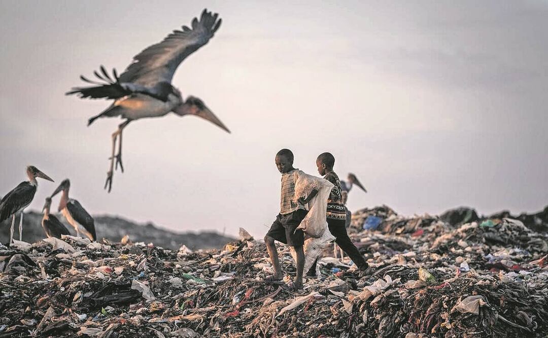 De 30% a 40% de la ropa fast fashion que se envía a África ya no se puede vender ni usar. Las prendas tienen productos tóxicos o son de muy mala calidad, por lo que se acaban generando vertederos. Foto: Kevin Mcelvaney/GREENPEACE