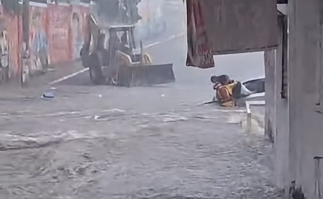 Lluvias intensas inundan colonias y fraccionamientos de Culiacán; rescatan a cinco automovilistas.
Foto: Especial.