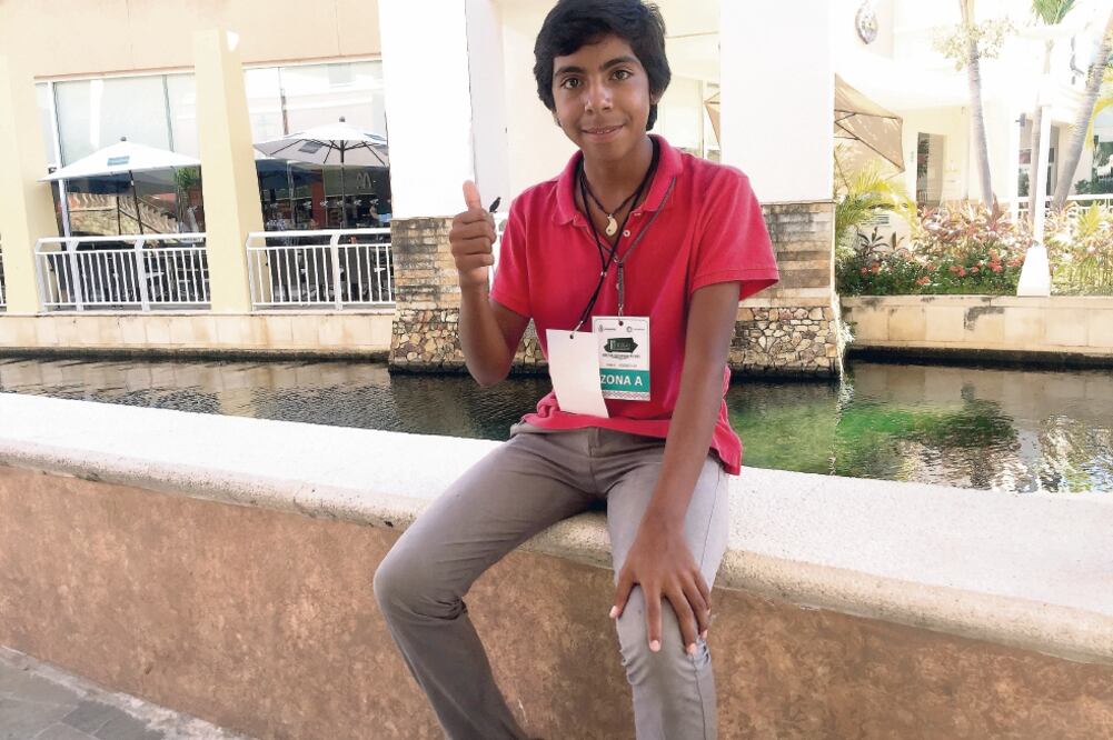 Paco, como le gusta que le digan, tiene 15 años y en su grande sonrisa y sus ojos color avellana, una herramienta de marketing que cautiva a los clientes (VANIA PIGEONNUT. EL UNIVERSAL)