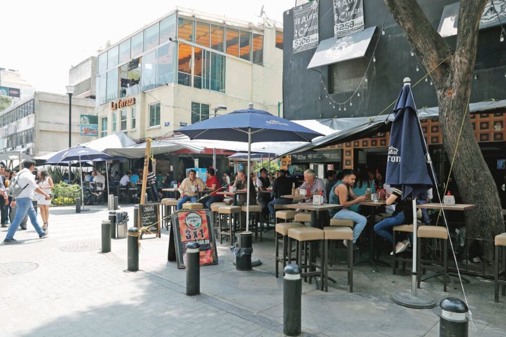 Queja. Comerciantes afirman que la inversión para renovar los toldos y enseres es de 100 mil pesos (IRVIN OLIVARES. EL UNIVERSAL)