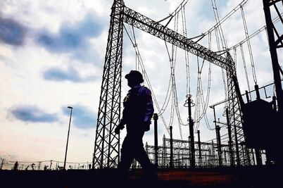 CFE busca préstamo para pagar proyectos