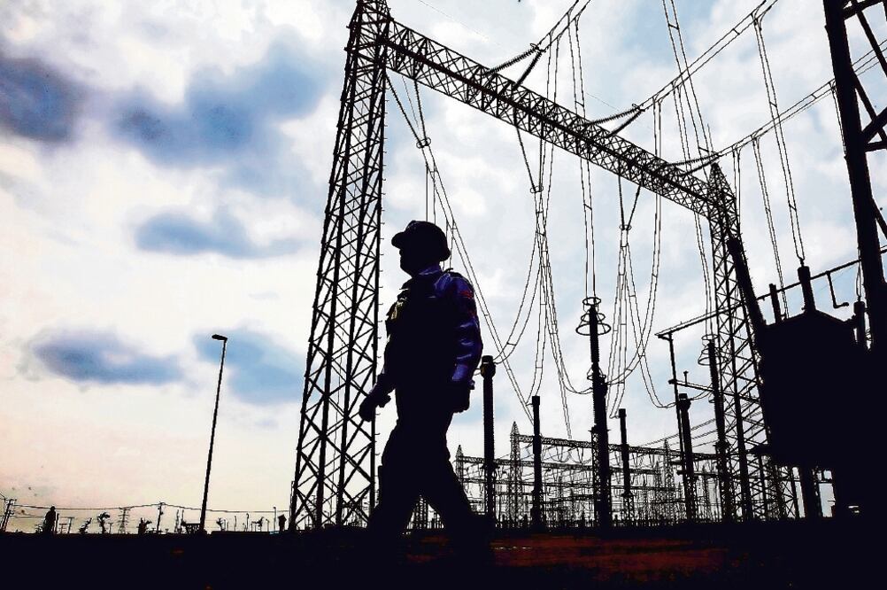 Al igual que Pemex, CFE va a pedir prestado para pagar a empresas con las que mantiene 15 proyectos bajo el esquema de Obra Pública Financiada (ARCHIVO EL UNIVERSAL)