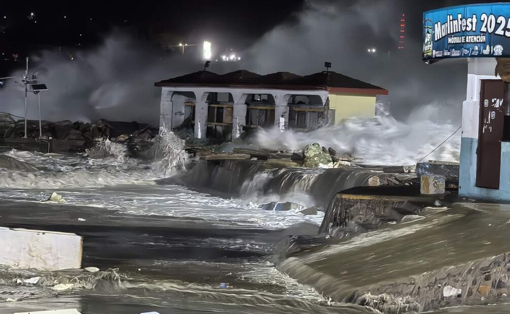 Mar invade con fuerza la bahía principal de Puerto Escondido (18/06/2025). Foto: Edwin Hernández / EL UNIVERSAL