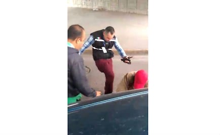 Inspectores de la SCT tunden a conductor en SLP