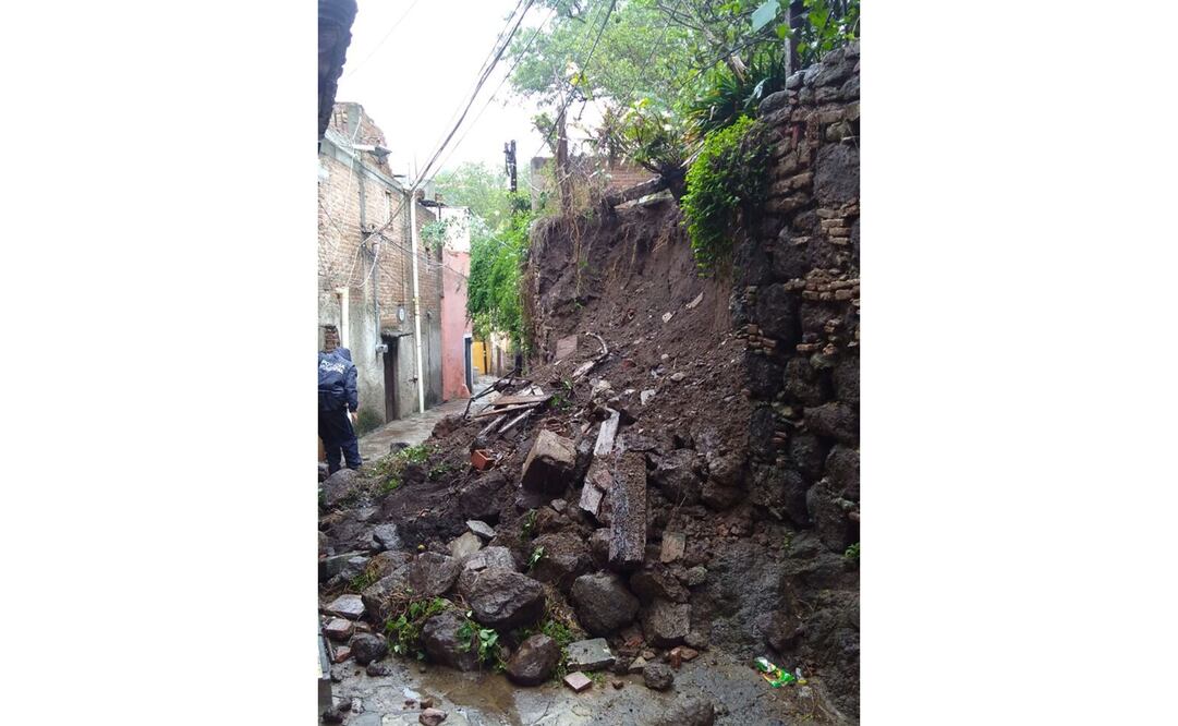 Derrumbe ocurrido hoy en la carretera panorámica, tramo Pastita-Cerro de los Leones, ocasionado por las constantes lluvias en varias partes del estado (Foto: Especial)