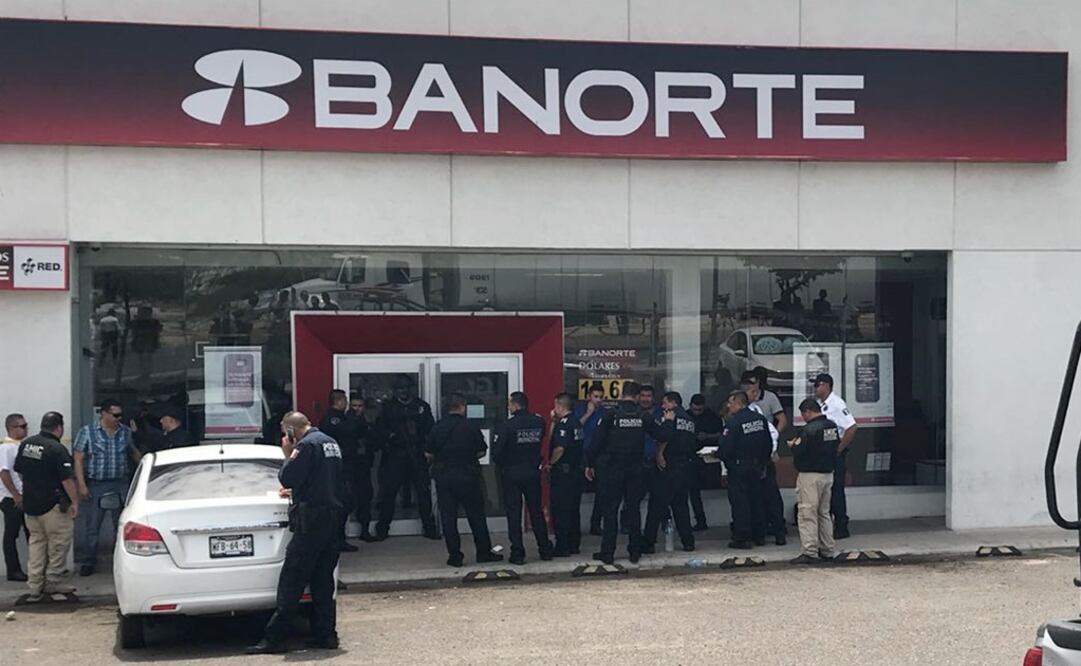 Inmediaciones de la sucursal bancaria donde ocurrió una toma de rehenes en Hermosillo. (FOTO: Amalia Escobar. EL UNIVERSAL)