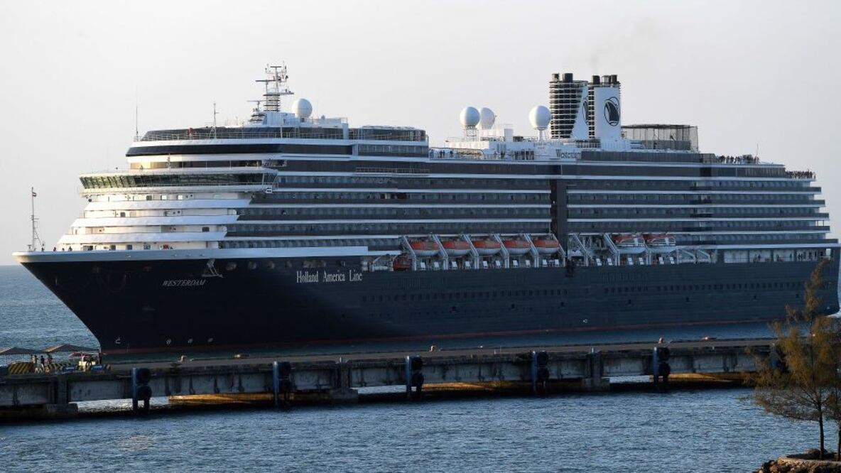 En el barco Diamond Princess, por ejemplo, más de mil miembros de la tripulación "viven y trabajan codo a codo"