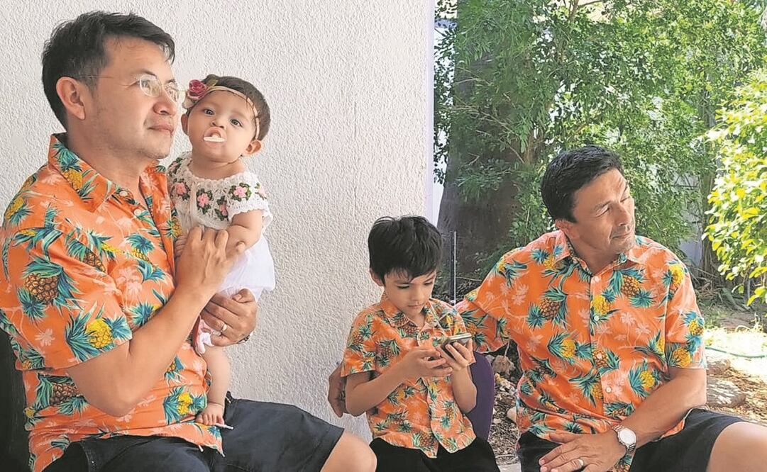 Douglas y Pablo, con sus hijos menores Julieta Teresa, de un año, e Isaac Ramón, de seis. Foto: Especial.