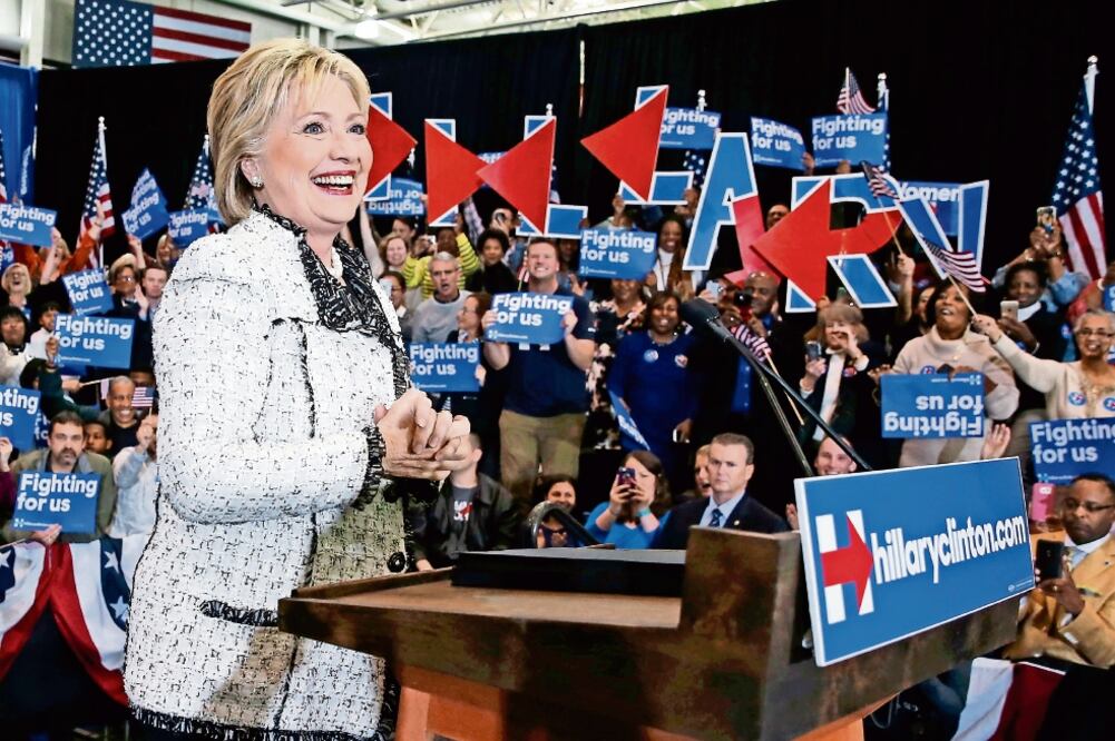 La precandidata demócrata a la presidencia de EU, Hillary Clinton, celebró anoche en Columbia su triunfo en las primarias de Carolina del Sur (JONATHAN ERNST. REUTERS)