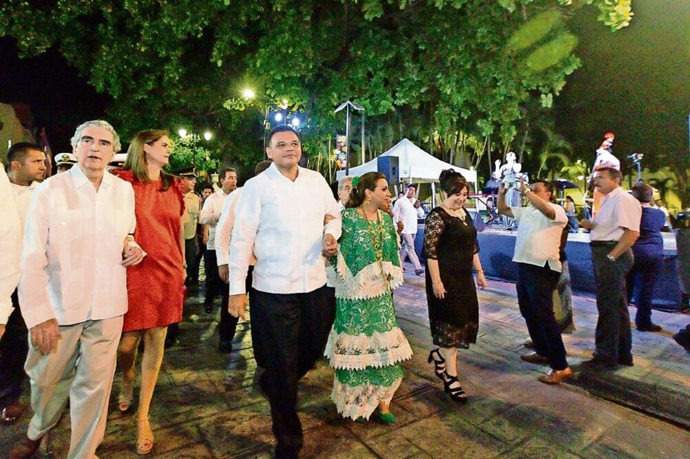 El gobernador Rolando Zapata Bello estuvo acompañado del Secretario de Cultura, Rafael Tovar y de Teresa, en el evento en el teatro José Peón Contreras (ARCHIVO EL UNIVERSAL)