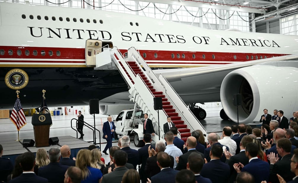 Trump camina dentro de un hangar en la Base Conjunta Andrews, en Maryland, junto al nuevo Air Force One (19/06/2026). Foto: AFP
