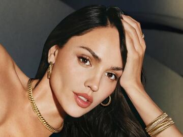 Eiza González deslumbra con espectacular vestido rojo escarlata