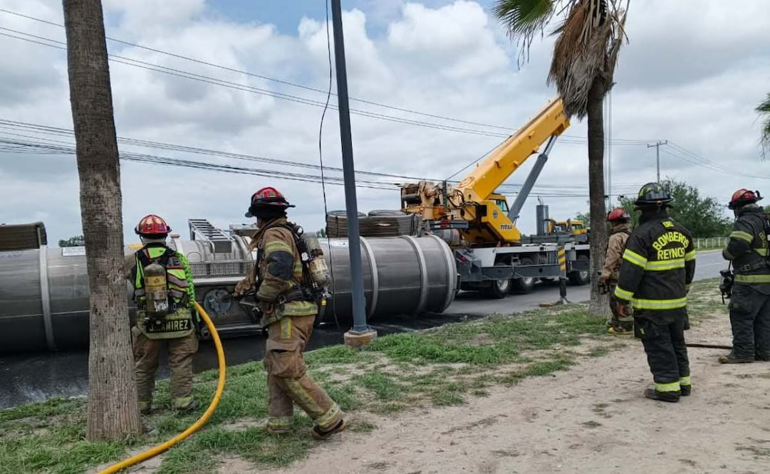 Vuelca pipa con combustible en carretera Reynosa-Monterrey; despliegan operativo para evitar fuga de combustible.
Foto: Especial.