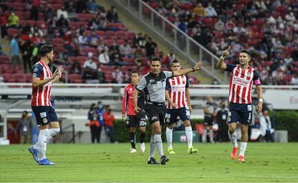 Polémica total en el Clásico Tapatío con dos rojas y un penalti en contra de las Chivas 