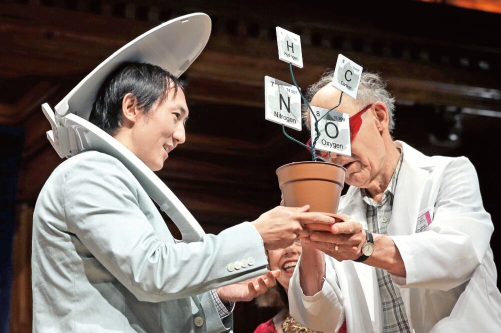 Los ganadores recibieron el premio, una maceta sin planta, de manos de Dudley Herschbach, Nobel de Química de 1986 (CHARLES KRUPA. AP)