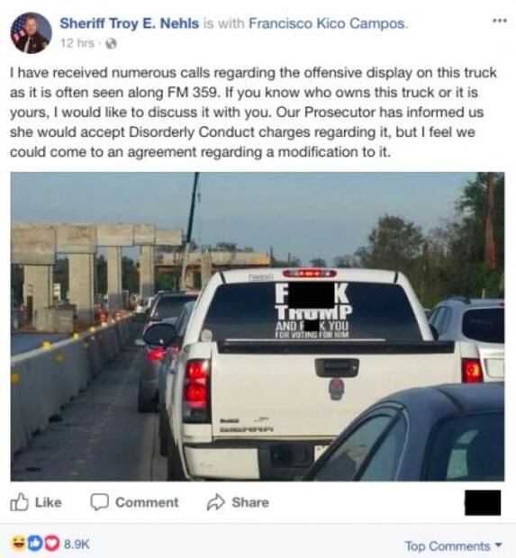 Mujer se niega a quitar calcomanía con insulto a Donald Trump