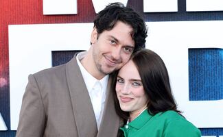 Billie Eilish, enamorada, aparece en alfombra con su novio Nat Wolff 
