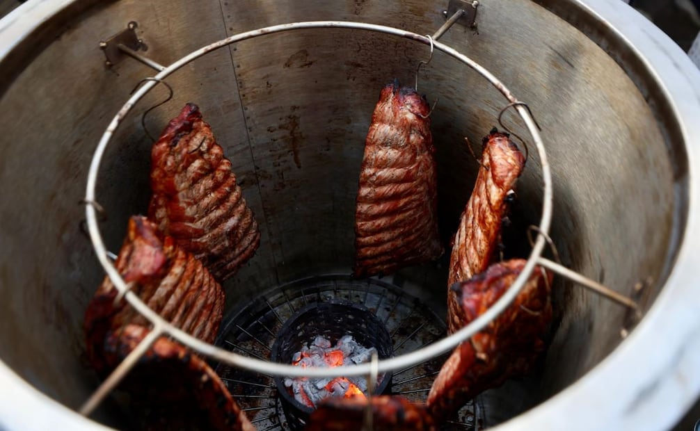 Culiacán cambia el miedo por convivencia ciudadana; carne asada reúne a decenas en la plaza.
Foto: Valente Rosas / EL UNIVERSAL.