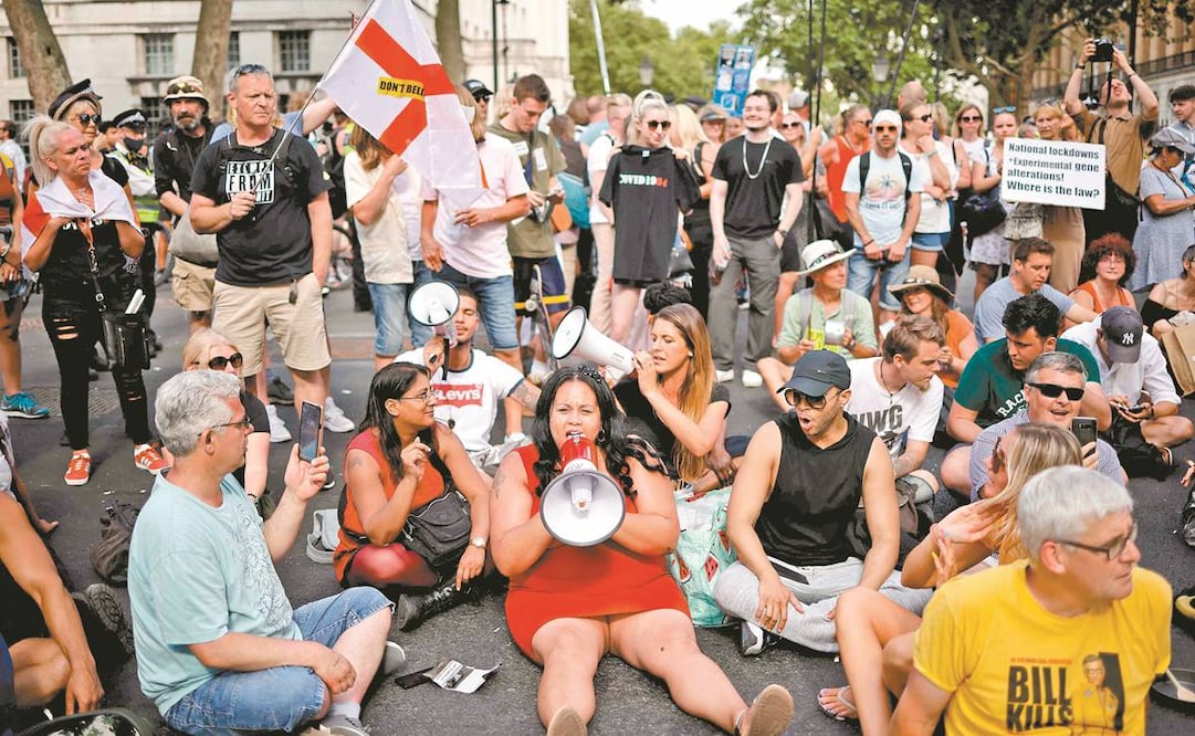 Manifestantes contra las restricciones de bloqueo del gobierno, frente a Downing Street, Londres, la sede del primer ministro. Foto: Tolga Akmen. AFP