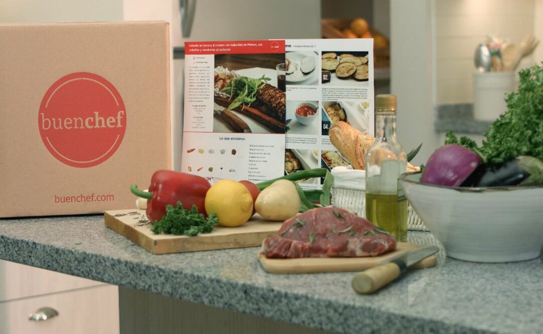 A través de un modelo de suscripción (que puede ser cancelado  en cualquier momento), el cliente recibe todos los lunes o martes una caja hermética con los ingredientes de su preferencia