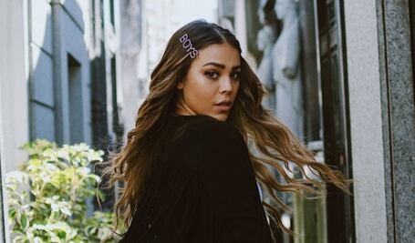 Danna Paola impacta con su delineado de cristales