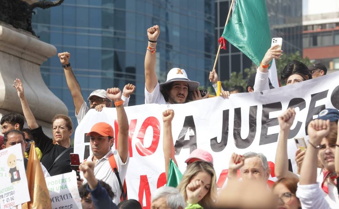 Estudiantes y trabajadores del PJF marchan contra la reforma de AMLO. Foto: Gabriel Pano. EL UNIVERSAL