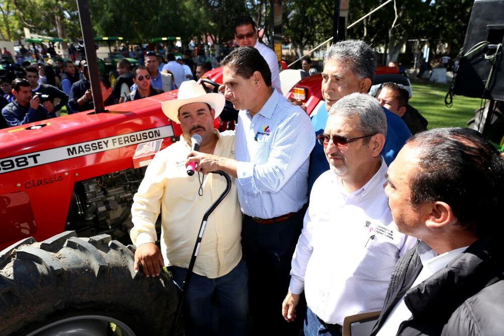 El mandatario entregó ayer 30 tractores a beneficiarios del programa A Toda Máquina, en el municipio de Cojumatlán de Régules (ARCHIVO EL UNIVERSAL)