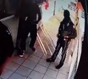 Asaltan policías a migrantes cubanos; les quitan dinero y pertenencias