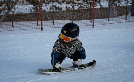Sin saber caminar, bebé de 11 meses ya practica snowboard y conmociona las redes 