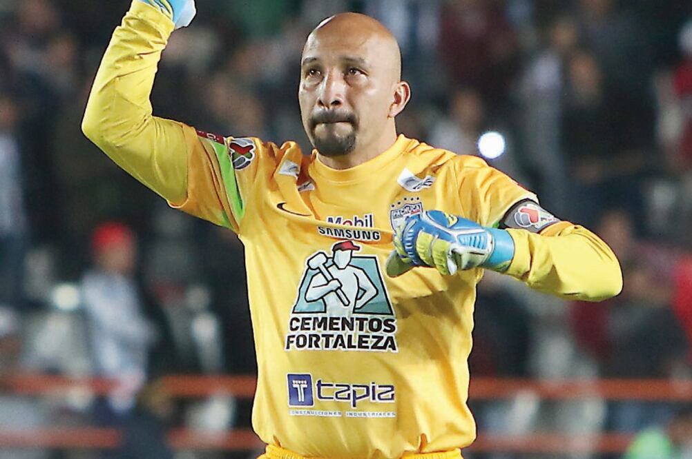 Óscar Pérez sigue con entusiasmo en la portería como en sus mejores años (LUIS CRUZ. IMAGO7)