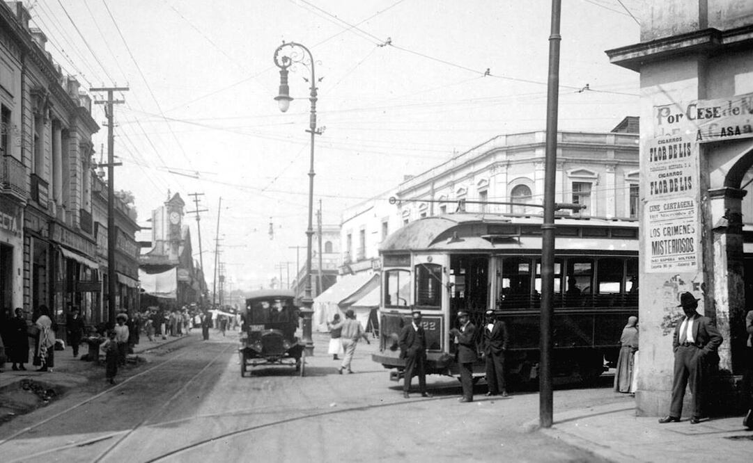 El actual cruce de Jalisco y Parque Lira, en Tacubaya, alrededor de 1920. A la derecha se ve el Portal de Cartagena en el sitio que ahora ocupa una tienda Coppel, y a la izquierda está el antiguo Mercado de la Paz; tras su demolición, el reloj fue reubicado en la esquina de Revolución y José María Vigil. Imagen: Colección Villasana.