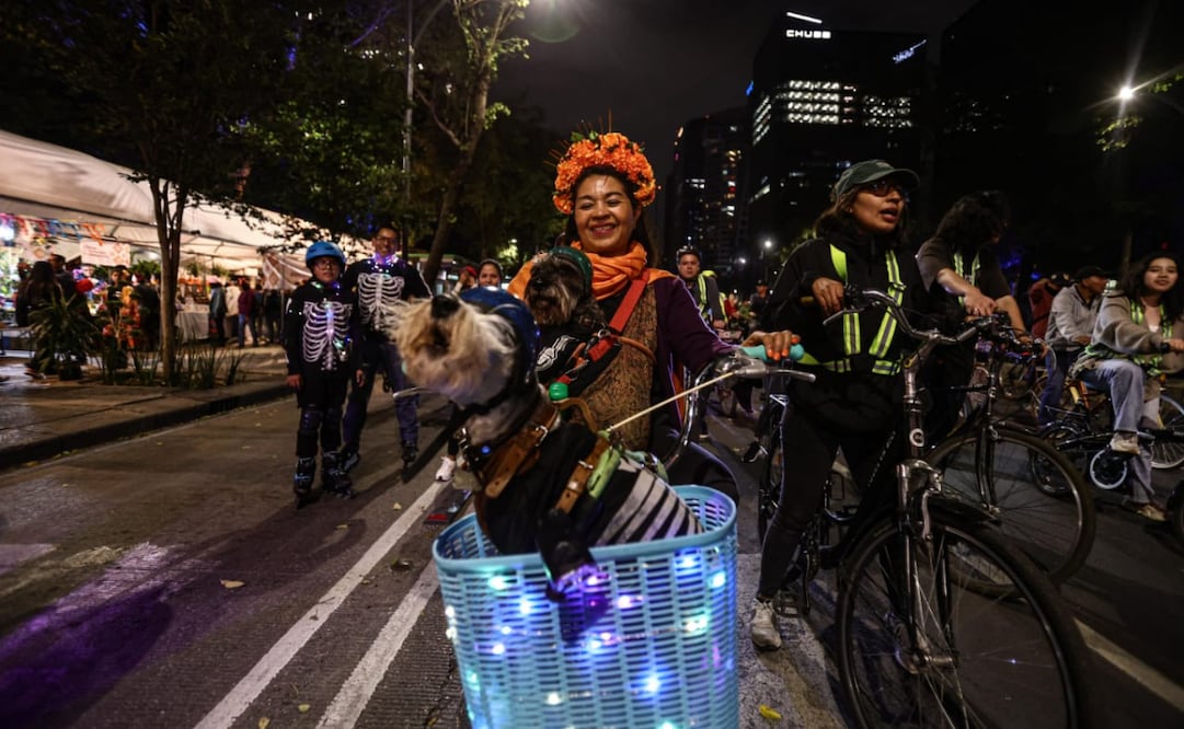 Asistentes del paseo ciclista con temática del Dia de Muertos. Foto: Gabriel Pano / EL UNVIERSAL